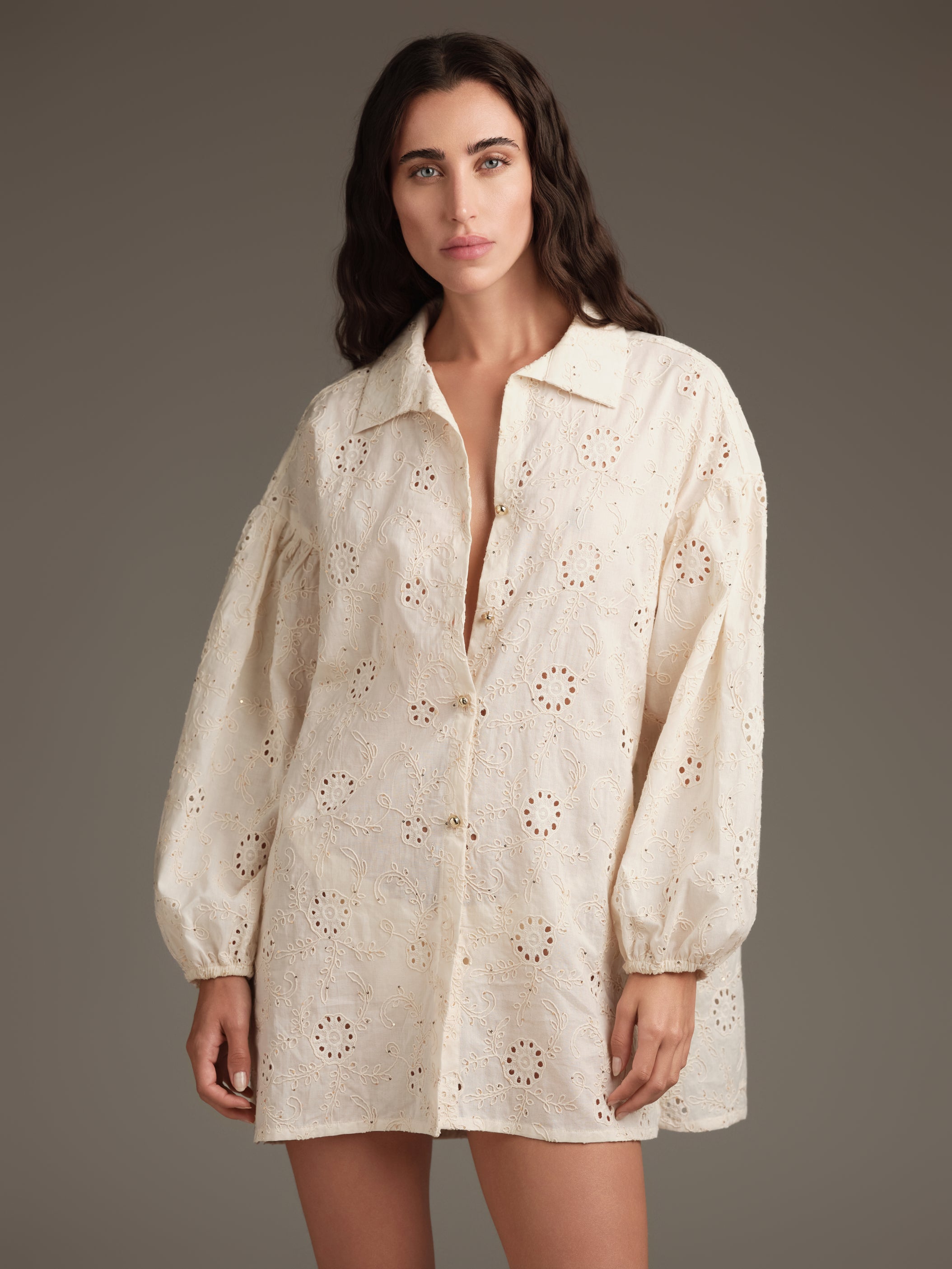 Abito camicia sangallo con maniche a sbuffo