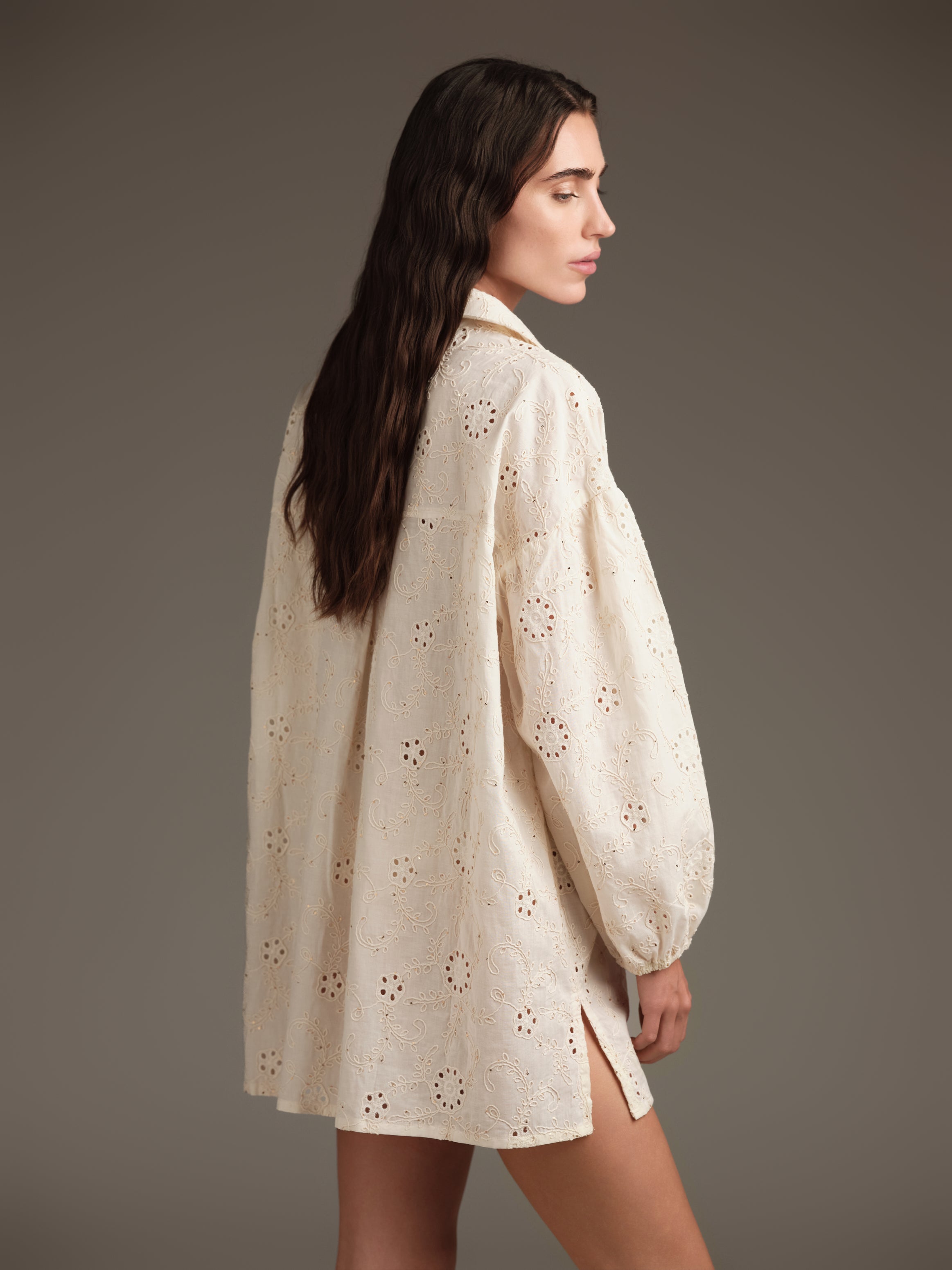 Abito camicia sangallo con maniche a sbuffo